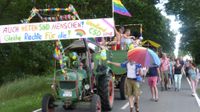 Pride Wendland mit Regenbogen Treckergespann
