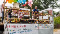 CSD Wendland bunter Motivwagen des Schwulen Stammtisches