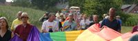 Pride Wendland-Altmark Demonstranten tragen Regenbogen-Banner