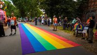 CSD Wendland Demonstration 2020: das Regenbogenbanner in Salderatzen